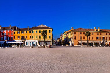 Palmanova görünümünde merkezi kare, 