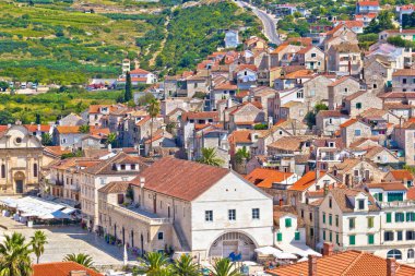 Eski ada Hvar şehir rooftops görünümü