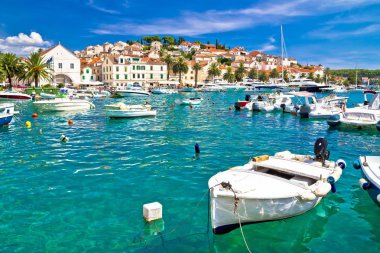Hvar Adası'nın turkuaz waterfront