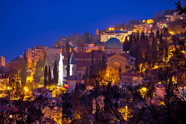 Stad van Opatija kathedraal avond weergave — Stockfoto