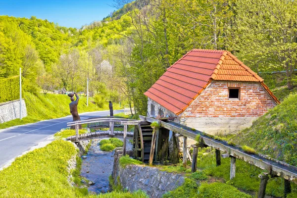 Wassermühle am Ivanscica-Gebirgsbach — Stockfoto