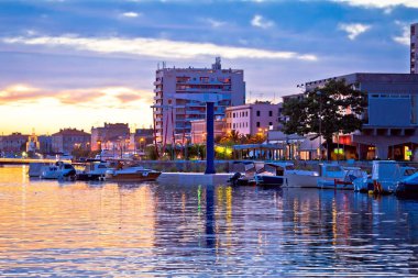 Zadar liman bölgesinde altın gün batımı görünümü