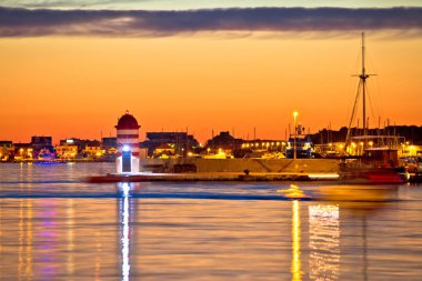 Zadar Limanı akşam manzaraya Lüks Yatlar