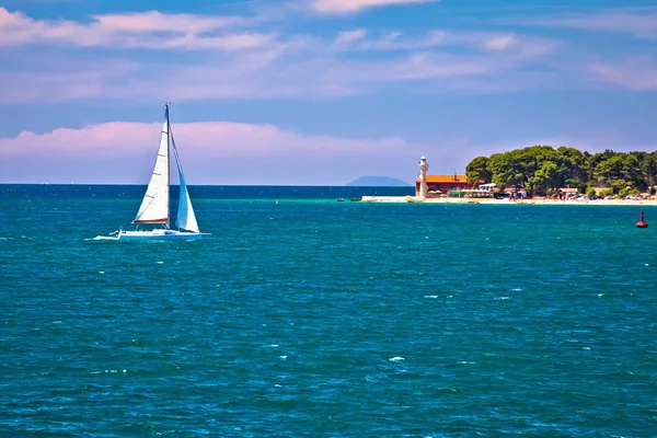 Zeilen in Zadar waterkant zomer weergave — Stockfoto