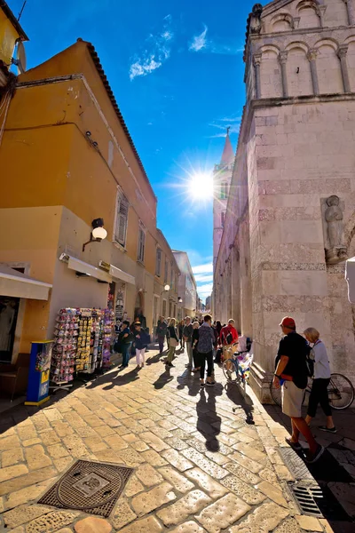 Turist rush på huvudgatan i Zadar — Stockfoto