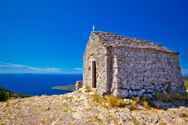 Vis Adası üstüne doğal Şapel