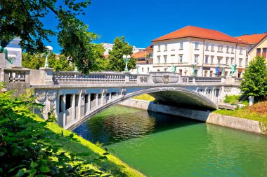 Dragon Köprüsü ve Ljubljanica nehir manzarası