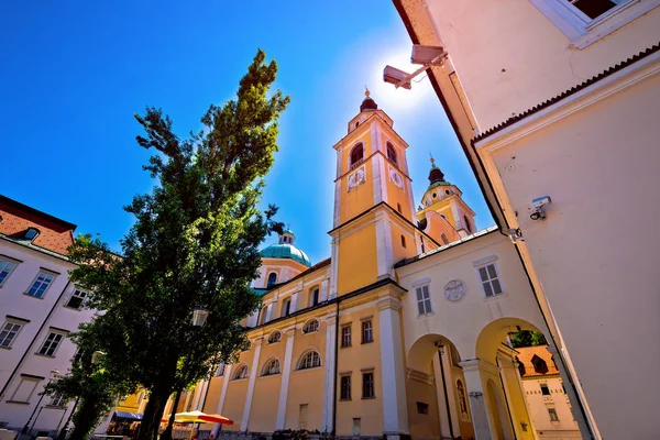 リュブリャナ市内教会と広場を表示します。 — ストック写真