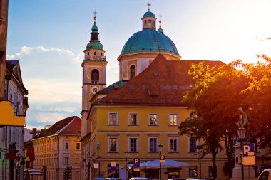 Ljubljana kilise ve kare gün batımı görünümü