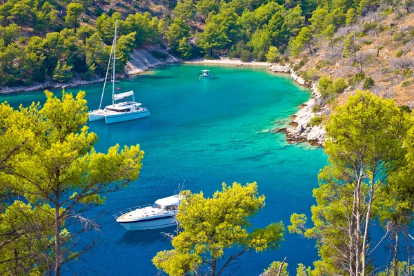 Μυστική τυρκουάζ παραλία yachting και της ιστιοπλοΐας — Φωτογραφία Αρχείου