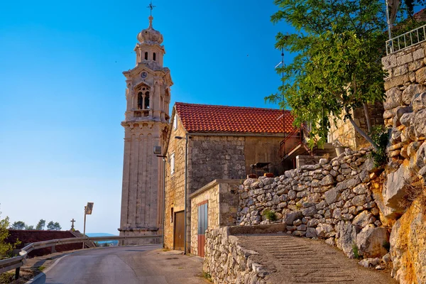 Köy Lozisca Brac Adası sokak görünümü — Stok fotoğraf