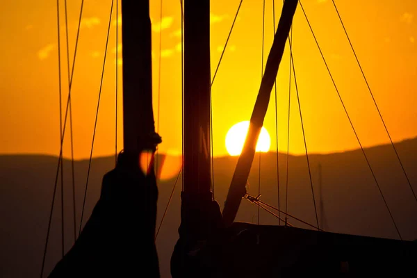 Gouden zonsondergang en zeilboten — Stockfoto