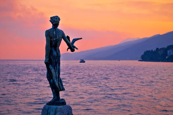 Опатія бухти статую в панорамою заходу сонця — стокове фото