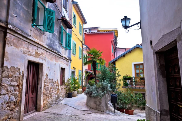 Colofrul gamla gatan i gamla stan i Lovran — Stockfoto