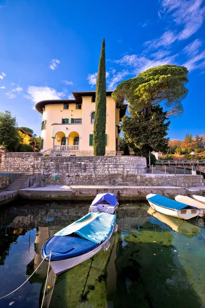 Bord de l'eau du village d'Icici sur la riviera d'Opatija — Photo