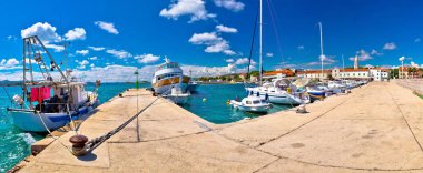 Turanj Köyü Limanı ve waterfront görünümü