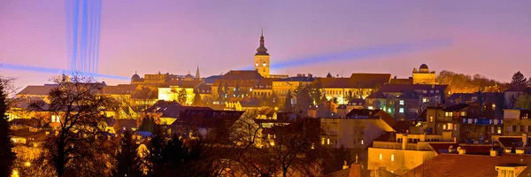 Vista nocturna histórica de la ciudad alta de Zagreb — Foto de Stock