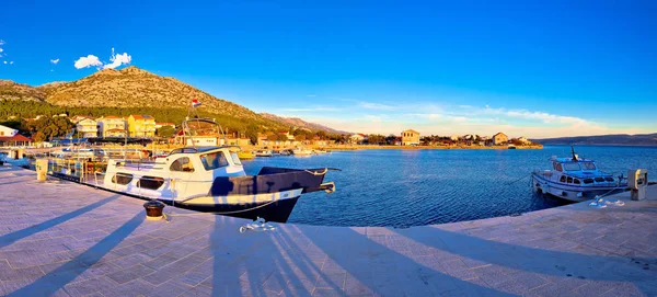 Starigrad Paklenica paseo marítimo al atardecer vista panorámica — Foto de Stock