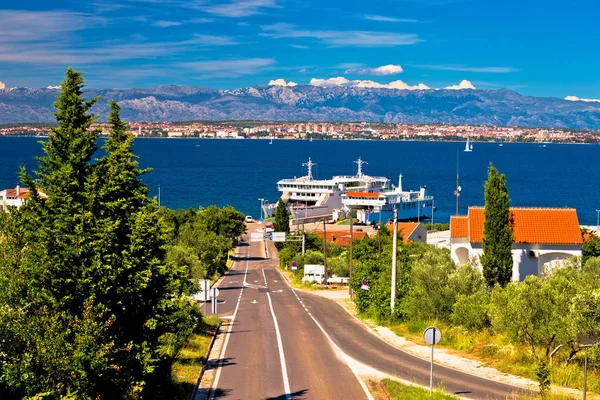 Porto de balsa da Ilha de Ugljan e vista de Zadar — Fotografia de Stock