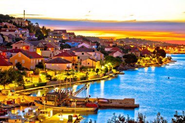 Ugljan Adası kıyısında altın günbatımı