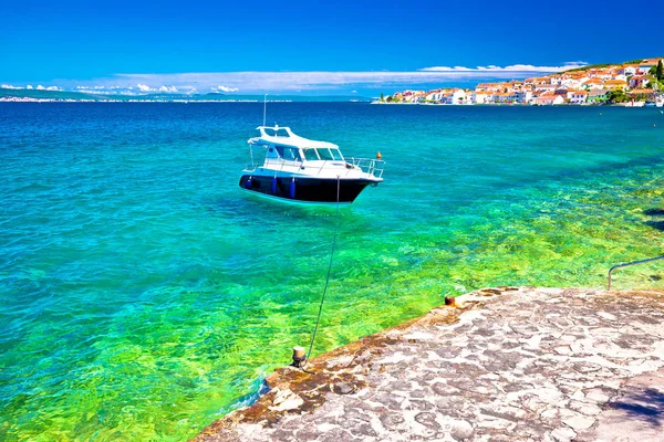 Kali beach és a csónakot, a türkizkék tenger — Stock Fotó