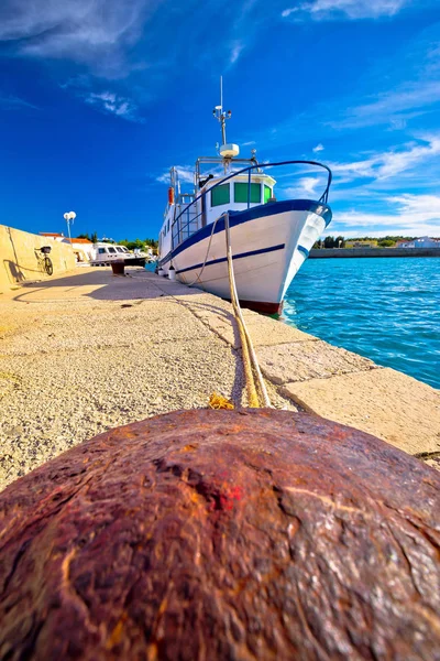 Barca sull'ormeggio dissuasore nel villaggio dell'isola di Ugljan — Foto Stock