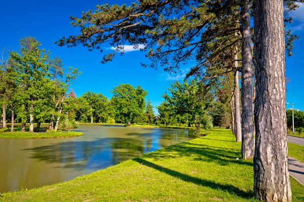 Parque del lago en la ciudad de Jastrebarsko — Foto de Stock