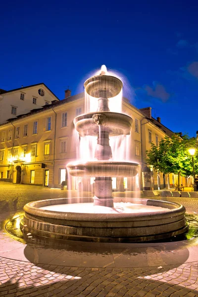 リュブリャナの噴水と広場夕景 — ストック写真