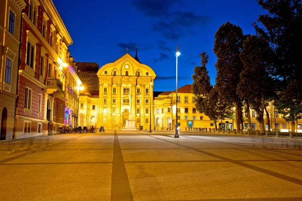 Ljubljana kwadrat i widoku Kościół wieczorem — Zdjęcie stockowe