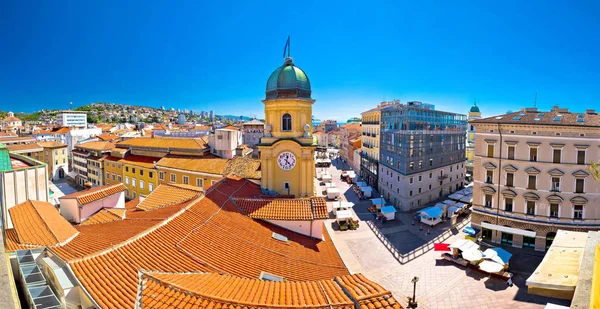 Klokkentoren van de stad Rijeka en centrale vierkante panorama — Stockfoto