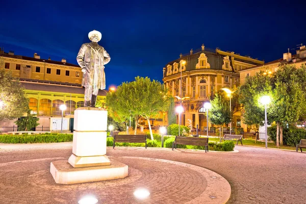 Stad van Rijeka vierkante en het platform avond weergave — Stockfoto