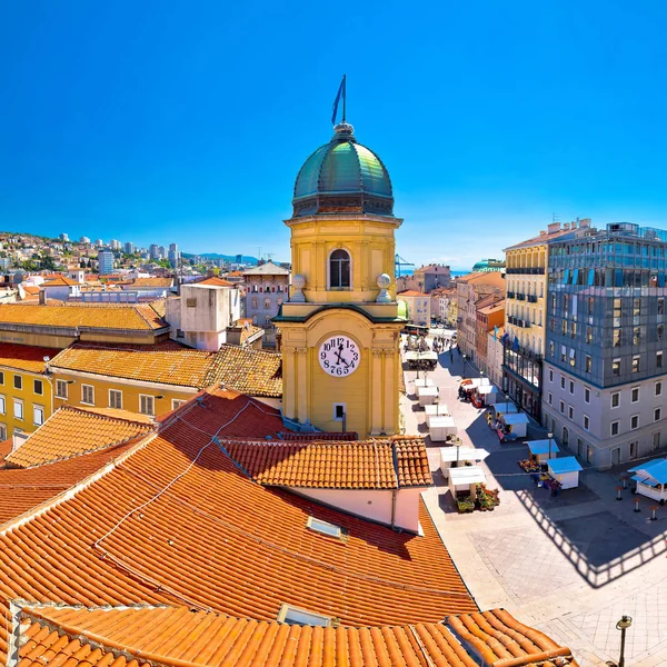 Torre del reloj de la ciudad de Rijeka y panorama cuadrado central — Foto de Stock
