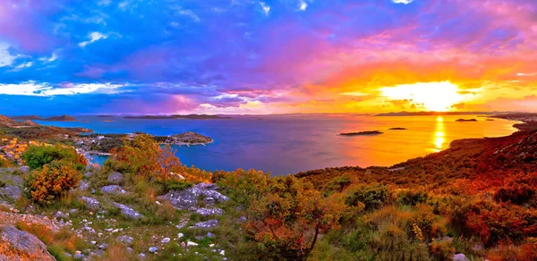 Prachtige kleurrijke zonsondergang panorama van Pakostane archipel — Stockfoto