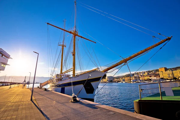 Barca di legno nel porto lungomare di Fiume — Foto Stock