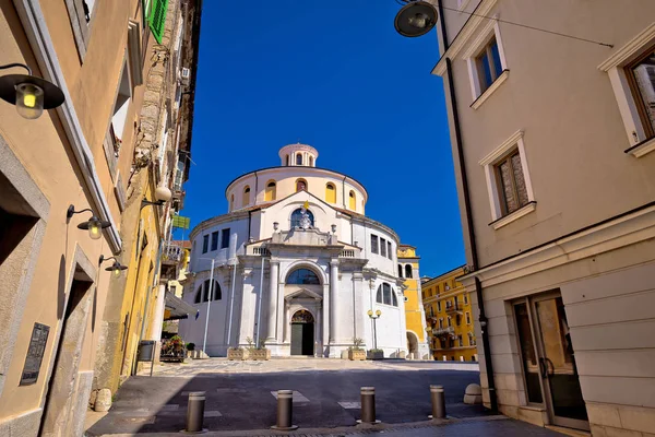 Rijeka kostel a náměstí ulice — Stock fotografie