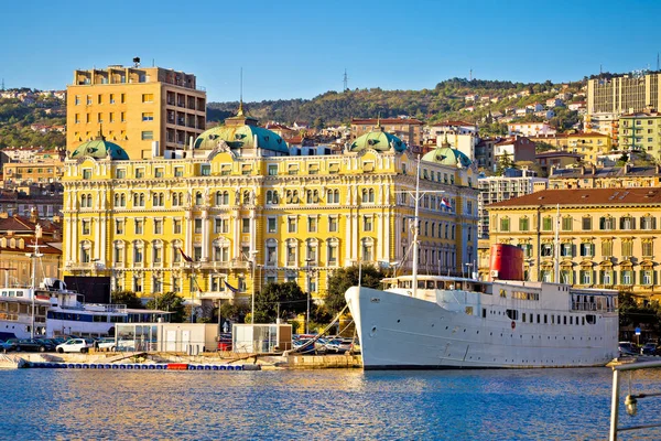 Cidade de Rijeka barcos à beira-mar e vista de arquitetura — Fotografia de Stock