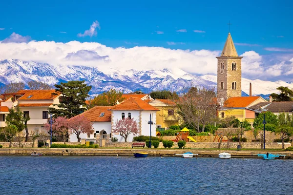 Ciudad de Nin y Velebit fondo de montaña — Foto de Stock