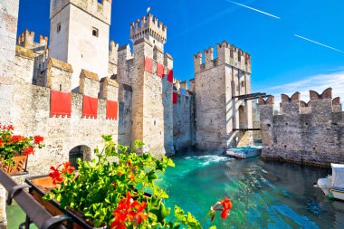 Sirmione şehir giriş duvarları görüntülemek