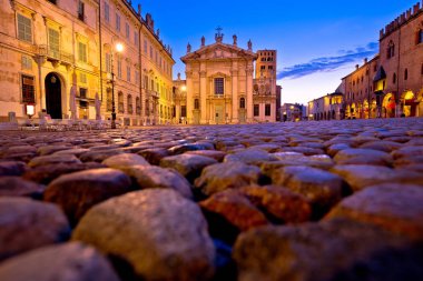 Mantova şehir Piazza Sordello akşam görünümü