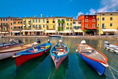 Lazise renkli liman ve deniz araçları görüntülemek