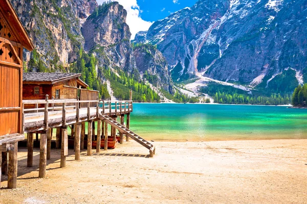 Lago di Braies agua turquesa y Dolomitas Vista de los Alpes — Foto de Stock