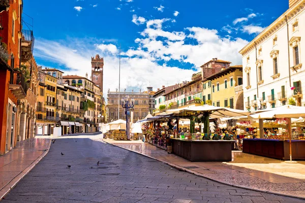 Piazza delle erbe i Verona street och marknaden se — Stockfoto