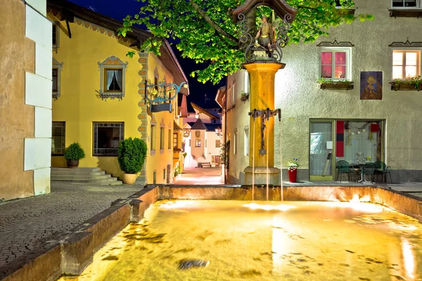Fontanna w miejscowości Kastelruth i wieczorem ulica widok — Zdjęcie stockowe