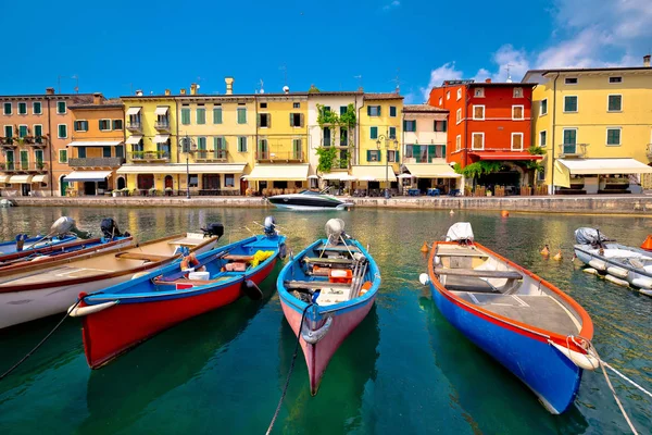 Lazise colorido puerto y barcos vista — Foto de Stock