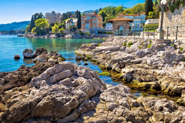 Opatija Lungomare geçit üzerinde kayalık plaj