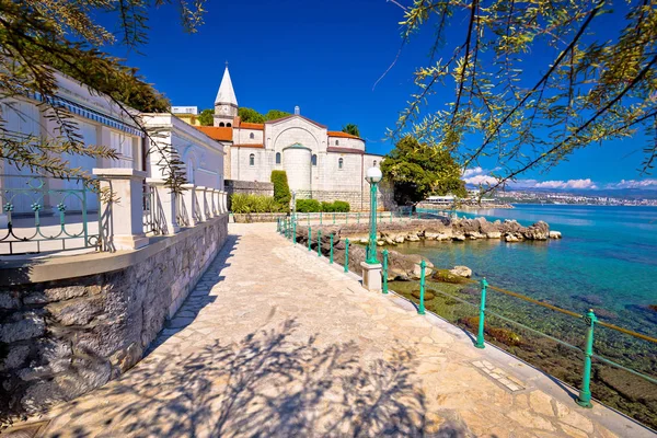 Adriatische stadt opatija wasserpromenade und blick auf die kirche — Stockfoto