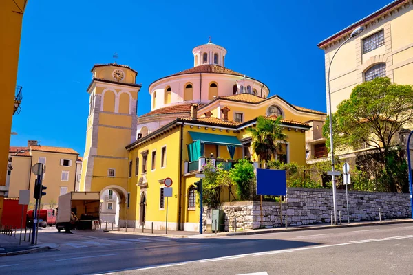 Rijeka igreja e praça vista de rua — Fotografia de Stock