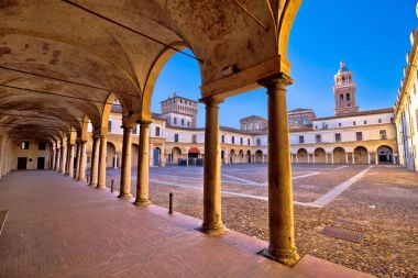 Mantova mimari görünümünde Piazza Castello