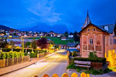 Pastoral Alp şehir Kastelruth akşam görünümü