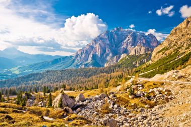 Passo Valparola yüksek Alp pass ve Cunturines-Spitze tepe